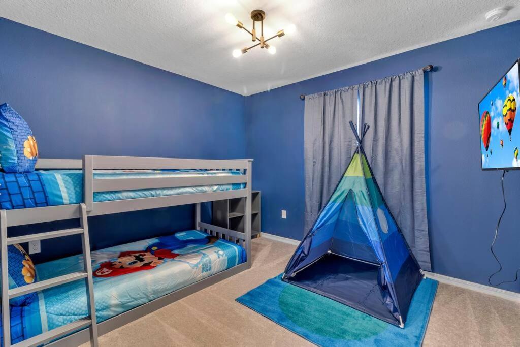 5bd 4.5bth W/ Pool - 20mins To