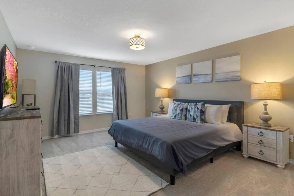 5bd 4.5bth W/ Pool - 20mins To *
